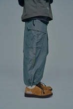 画像をギャラリービューアに読み込む, THE CHANGING LENGTH/HEM CROPPED CARGO PANTS
