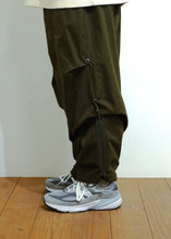 画像をギャラリービューアに読み込む, THE CHANGING LENGTH/HEM WIDE ZIP UP TUCKED PANTS