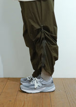 画像をギャラリービューアに読み込む, THE CHANGING LENGTH/HEM WIDE ZIP UP TUCKED PANTS