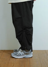 画像をギャラリービューアに読み込む, THE CHANGING LENGTH/HEM WIDE ZIP UP TUCKED PANTS