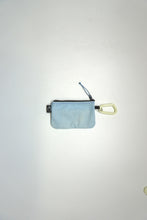 画像をギャラリービューアに読み込む, HANGG WIDE CARD CASE TAKES HANDS