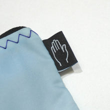 画像をギャラリービューアに読み込む, HANGG WIDE CARD CASE TAKES HANDS