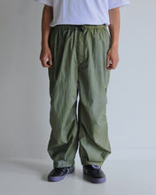 画像をギャラリービューアに読み込む, UTILITY NYLON TUCK EASY PANTS