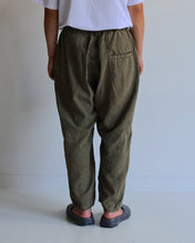 画像をギャラリービューアに読み込む, PIGMENT DYED LINEN TAPERED EASY PANTS