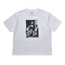 画像をギャラリービューアに読み込む, Amy Winehouse "Sitting On A Chair" Photo