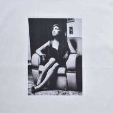 画像をギャラリービューアに読み込む, Amy Winehouse "Sitting On A Chair" Photo