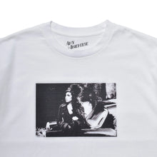 画像をギャラリービューアに読み込む, Amy Winehouse "Lean On A Car" Photo S/S