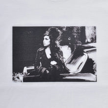 画像をギャラリービューアに読み込む, Amy Winehouse "Lean On A Car" Photo S/S