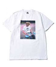 画像をギャラリービューアに読み込む, Stie-lo x Grace Ahlbom Photo T-SH AIDAN