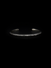 画像をギャラリービューアに読み込む, Engraved Narrow Bangle
