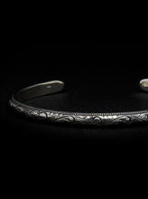 画像をギャラリービューアに読み込む, Engraved Narrow Bangle
