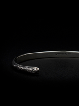 画像をギャラリービューアに読み込む, Engraved Narrow Bangle

