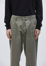 画像をギャラリービューアに読み込む, BAGGYSILHOUETTE TWO TUCK PANTS
