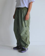 画像をギャラリービューアに読み込む, UTILITY NYLON TUCK EASY PANTS
