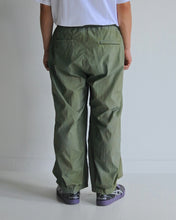 画像をギャラリービューアに読み込む, UTILITY NYLON TUCK EASY PANTS
