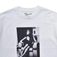 画像をギャラリービューアに読み込む, Amy Winehouse "Sitting On A Chair" Photo
