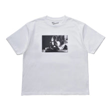 画像をギャラリービューアに読み込む, Amy Winehouse "Lean On A Car" Photo S/S
