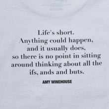 画像をギャラリービューアに読み込む, Amy Winehouse "Lean On A Car" Photo S/S
