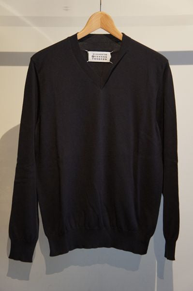 TWIST V-NECK KNIT