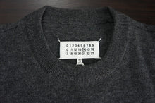 画像をギャラリービューアに読み込む, ELBOW PATCH CREW NECK KNIT
