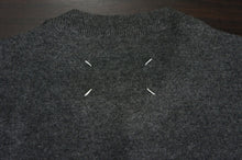 画像をギャラリービューアに読み込む, ELBOW PATCH CREW NECK KNIT
