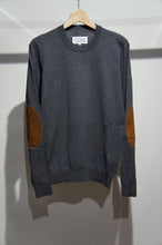 画像をギャラリービューアに読み込む, ELBOW PATCH CREW NECK KNIT
